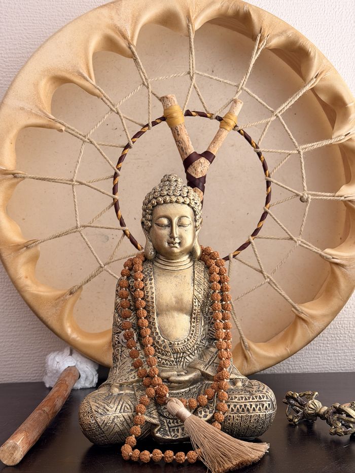 Statuette de Bouddha avec mala